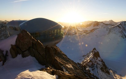 Marcos arquitetônicos no meio da paisagem de inverno são destaques especiais para estações de esqui e seus visitantes.
