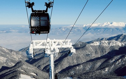Para estações de esqui e regiões, onde ventos fortes são com frequência possíveis, foram desenvolvidos diversos sistemas de teleférico, que também suportam severas condições climáticas.
