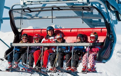 O mais seguro meio de transporte transporta todos os passageiros – adultos ou crianças – graças às avançadas medidas, de forma confiável ao topo da pista de esqui.

