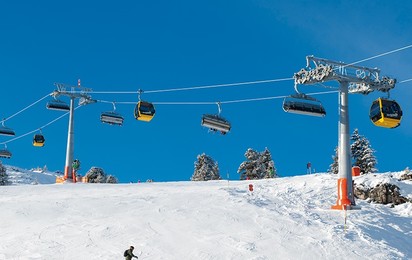 Combined ropeway systems enable the winter sports enthusiasts to ride straight to the slopes on a chair without having to remove skis or snowboards, while the more leisurely guests can enjoy a comfortable trip inside a gondola.
