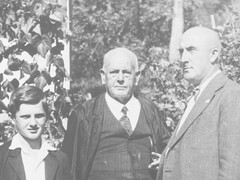 Zakladatel Konrad uprostřed, jeho syn Emil a vnuk Artur po levé straně.
