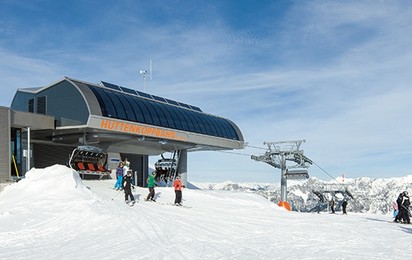 С заботой о будущем – в эксплуатацию была принята канатная дорога с фотоэлектрическими элементами, встроенными непосредственно в стандартные станции. Таким образом, производимая солнцем электроэнергия поступает потребителям всего лыжного курорта.
