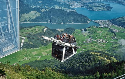 Rather than being seen merely as a viewing platform, the mountain has long been an attractive location for special events. A mountain restaurant or casino – where guests arrive in style by means of a ropeway – offers an exceptional experience with unique perspectives. 