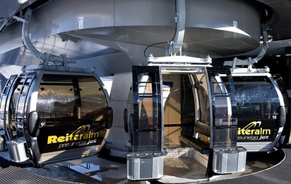 Las cabinas de un teleférico Doppelmayr están diseñadas para transportar sin problemas heridos, incluso en camilla. En caso de emergencia, la evacuación de la montaña se organiza rápidamente y sin riesgos.