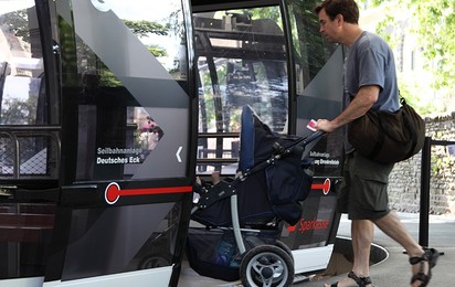 Durch die barrierefreien Ein- und Ausstiege und die geräumigen Kabinen einer Stadtbahn ist eine Fahrt auch mit Rollstuhl oder Kinderwagen sehr komfortabel.