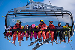 Realizace nové rodinné lanové dráhy Gampen v rakouském lyžařském středisku Serfaus-Fiss-Ladis v roce 2008 vytvořila nový milník společnosti. První sedačková lanovka, která smí přepravit 7 dětí vyšších než 90 cm s doprovodem pouze jednoho dospělého. Zvláště pro lyžařské školy je to obrovská výhoda. Nejrůznější opatření jako zdvojená zábrana, automatické otevírání a zavírání, speciální rozčlenění sedaček, nově koncipované nárazníky a snížená jízdní rychlost v místech nástupu a výstupu zvyšují komfort pro cestující.