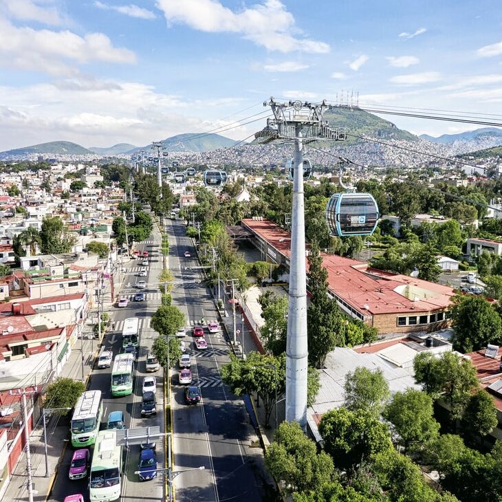 urbane Seilbahn fährt über Straßenverkehr hinweg
