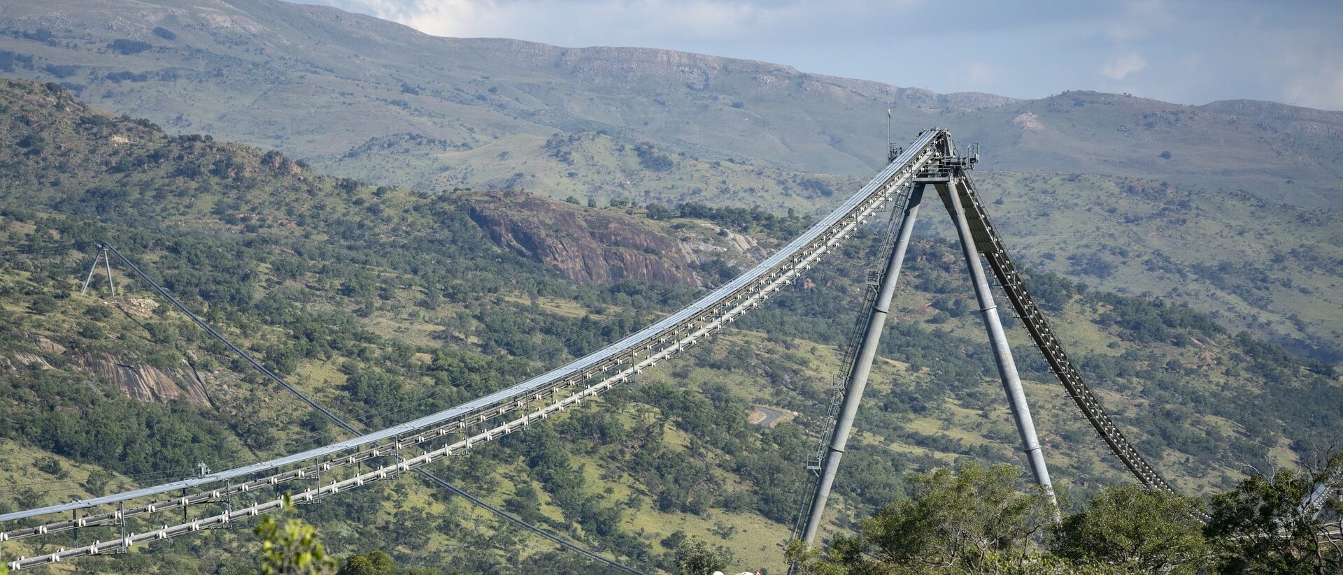 Materialtransportförderband mit Abdeckung